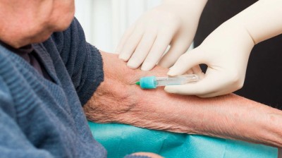 Bei einem alten Mann wird Blutabgenommen