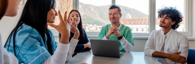 Ein Stationsteam sitzt zusammen und diskutiert
