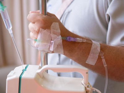 Ein Mann erhält eine Infusion