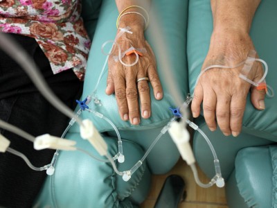 Zwei Personen erhalten eine intravenöse Chemotherapie