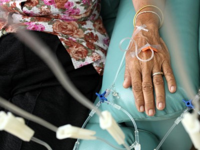 Zwei Personen erhalten eine intravenöse Chemotherapie