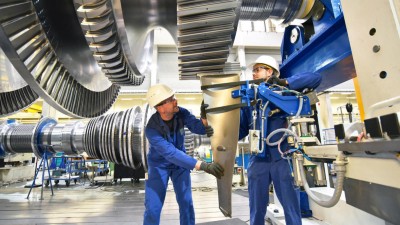 Monteure bauen eine Turbinenschaufel ein