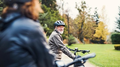 Ein älteres Pärchen fährt Fahrrad