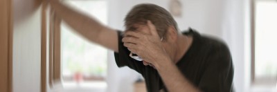 Mann erleidet Schwindel