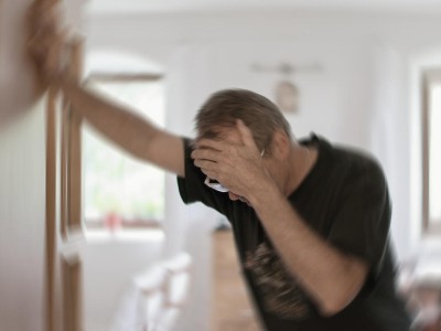 Mann erleidet Schwindel