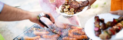 Würste und Spieße auf einem Grill