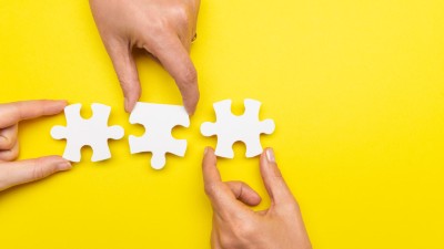 Hände puzzlen