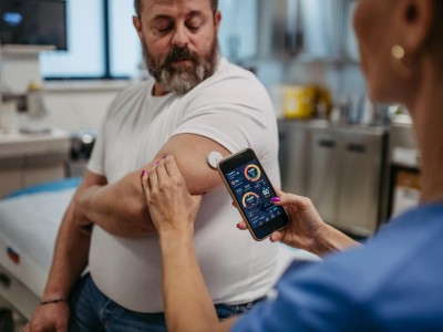 Ärztin verknüpft CGM-Sensor mit Smartphone