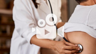 Ärztin hört Patienten ab