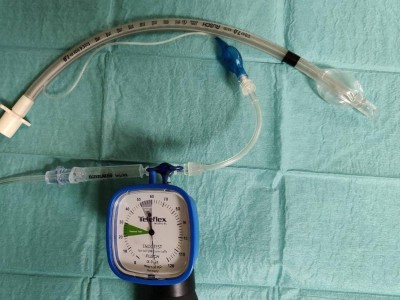 Tubus, Spritze und Cuff-Druck-Messer