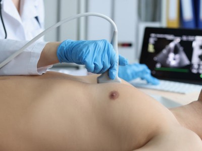 Ultraschalluntersuchung am Herzen eines jungen Mannes
