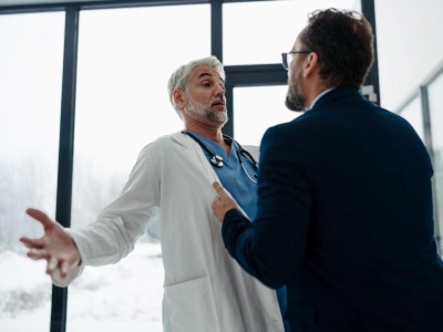 Patient greift Arzt an