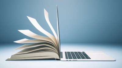 Laptop und Buch in einem