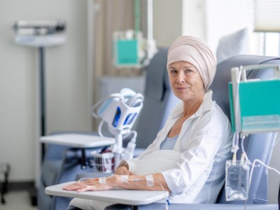 Frau mit Kopftuch und Infusion