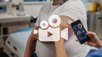 Ärztin hört Patienten ab