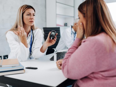 Ärztin spricht mit übergewichtiger Patientin