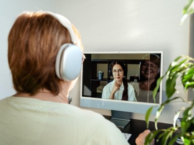 Online-Therapie ältere Patientin mit Ärztin