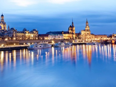 Dresden - Blick auf erleuchtetes Elbufer