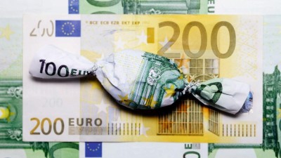 Ein Bonbon ist aus einem 100-Euro-Geldschein gefaltet