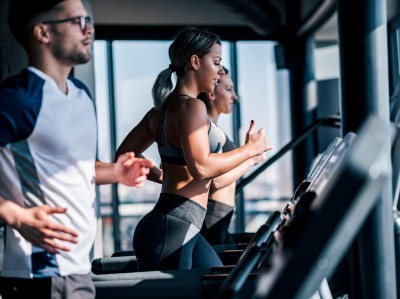 Menschen trainieren auf dem Laufband