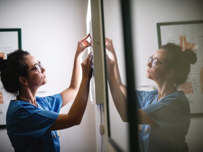 Ärztin betrachtet Röntgenbild