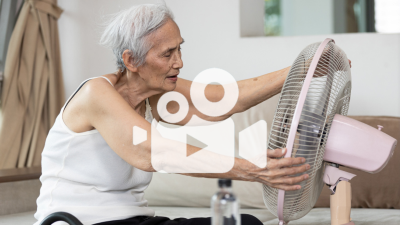 Seniorin leidet unter Hitze