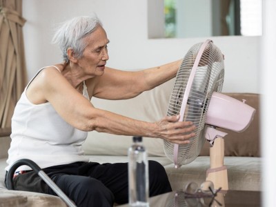 Seniorin leidet unter Hitze