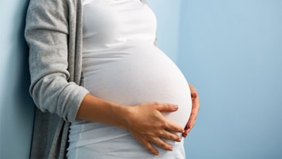 Hände auf schwangerem Bauch