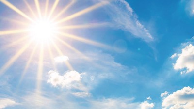 Sonne vor blau weißem Himmel