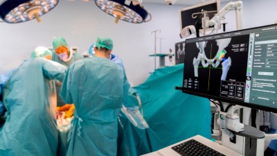 Ärzteteam führt Hüftoperation durch