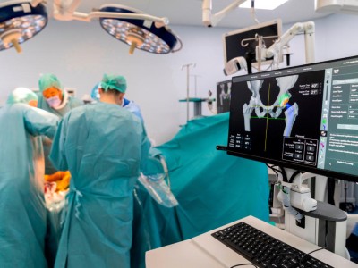 Ärzteteam führt Hüftoperation durch