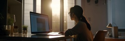 Eine Frau sitzt vor ihrem Computer am Schreibtisch