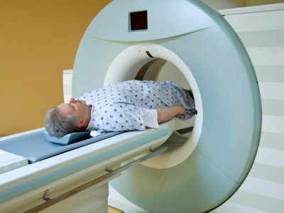 Mann erhält einen CT-Scan 