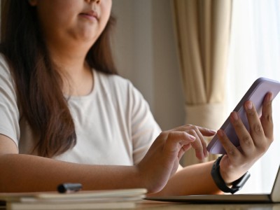 Frau tippt in ihr Smartphone