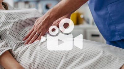 Arzt tastet Abdomen ab