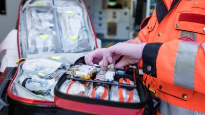 Rettungssanitäter holt Medikament