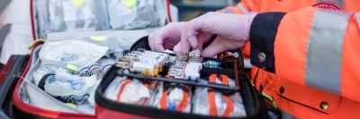 Rettungssanitäter holt Medikament