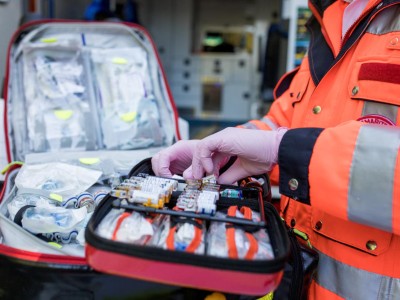 Rettungssanitäter holt Medikament