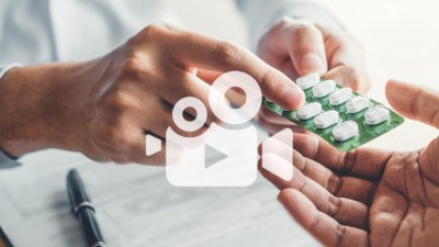 Arzt deutet auf Tabletten