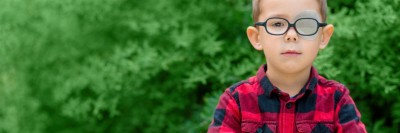 Kind mit abgeklebtem Auge