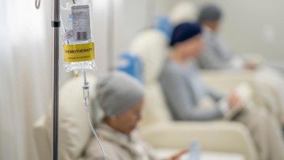 Mehrere Personen erhalten Chemotherapie