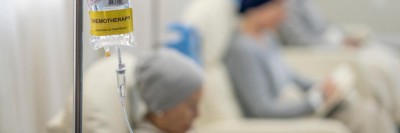 Mehrere Personen erhalten Chemotherapie