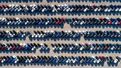 Zehntausende Elektroautos in Deutschland stehen laut einer Analyse auf Halde.