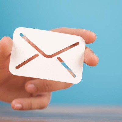 Hand hält Brieficon