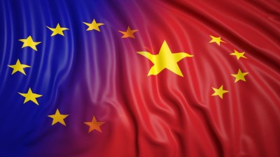 Nahaufnahme der Flaggen der EU und Chinas