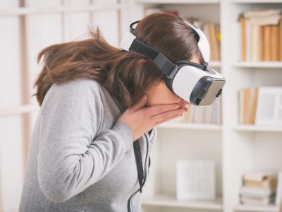 Frau nutzt Virtual-Reality-Headset, um ihre Erkrankung zu bekämpfen