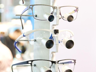 Sammlung von Lupenbrillen auf Ständer
