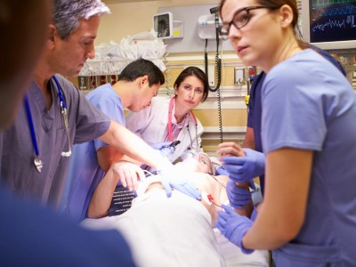 Viele Ärzte versorgen einen Patienten