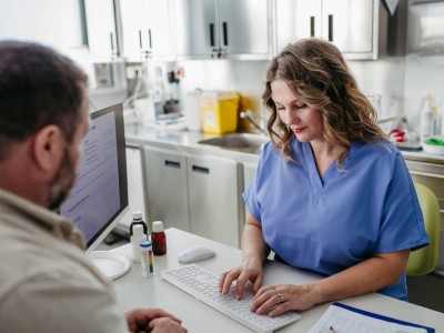 Adipöser Mann konsultiert Ärztin