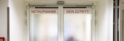 Eingang Notaufnahme im Krankenhaus